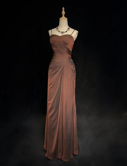 Bescheidene Abschlussballkleider Meerjungfrau Spaghetti-Träger Braun Ärmellos Mit Rüschen Abendkleid N3838