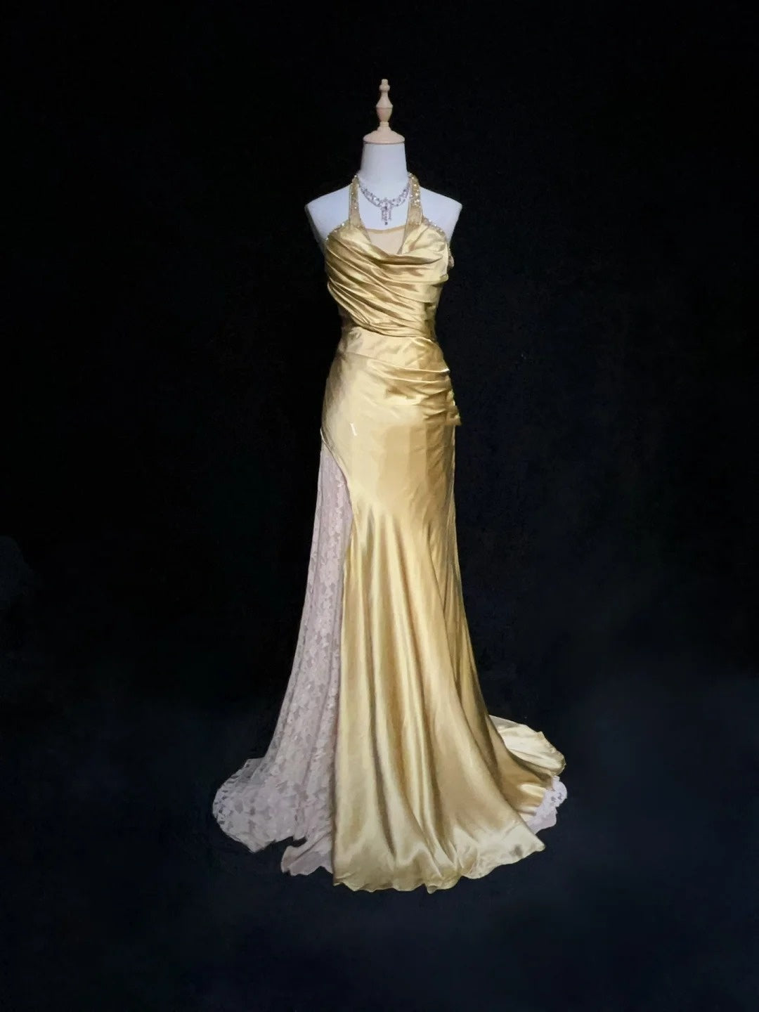 Bescheidene Ballkleider Meerjungfrau Neckholder Gold Satin mit Perlenstickerei Spitze Langes Festliches Abendkleid N3865