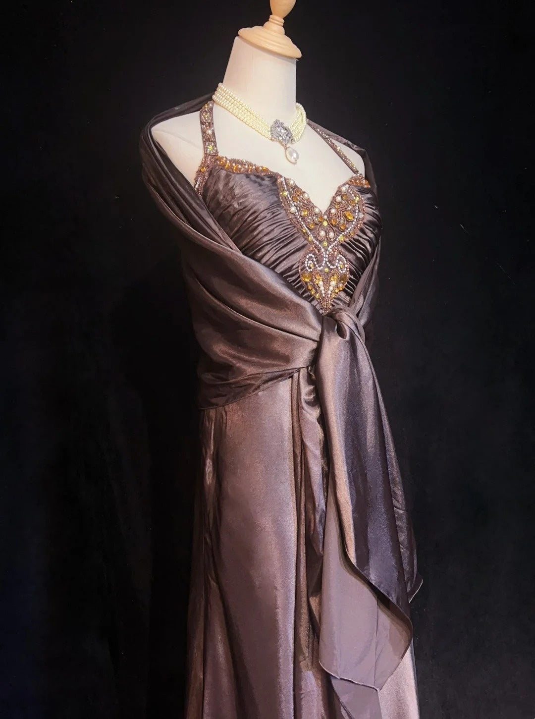 Vintage Ballkleider A-Linie Neckholder Braun Ärmellos Satin Mit Cape Perlenbesatz 1980er Jahre Langes Abendkleid N2864