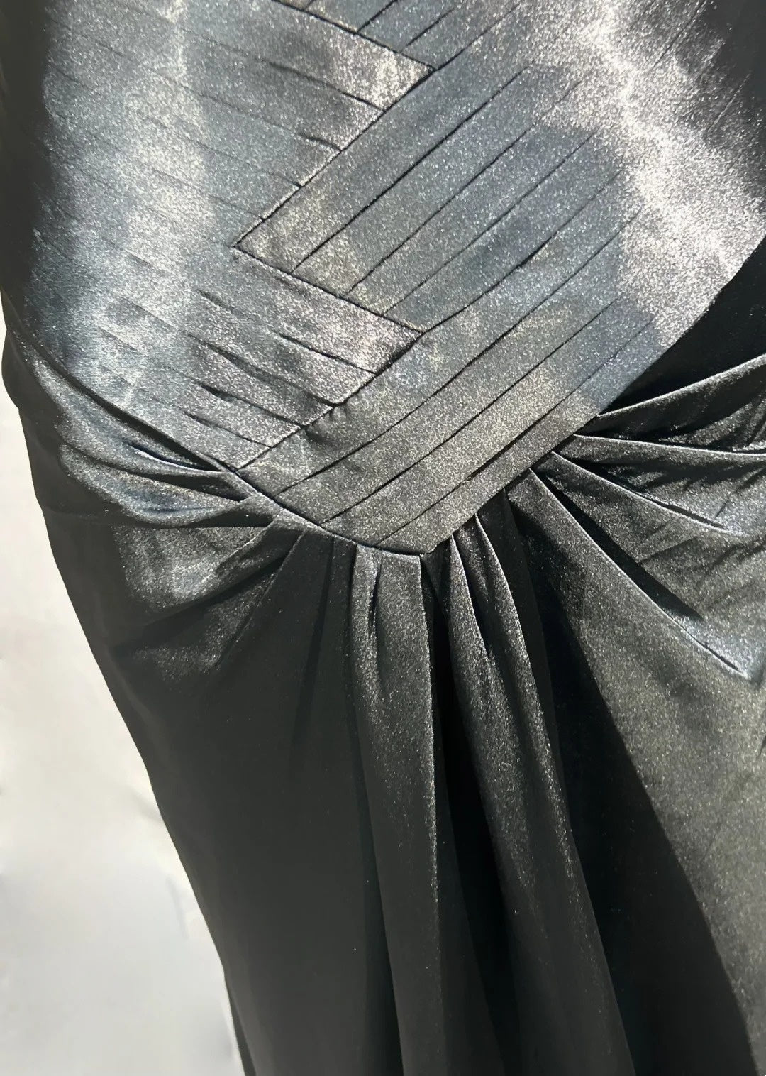 Bescheidene Abschlussballkleider Meerjungfrau Neckholder Schwarz Satin mit Rüschen Lange Abendkleider N3466