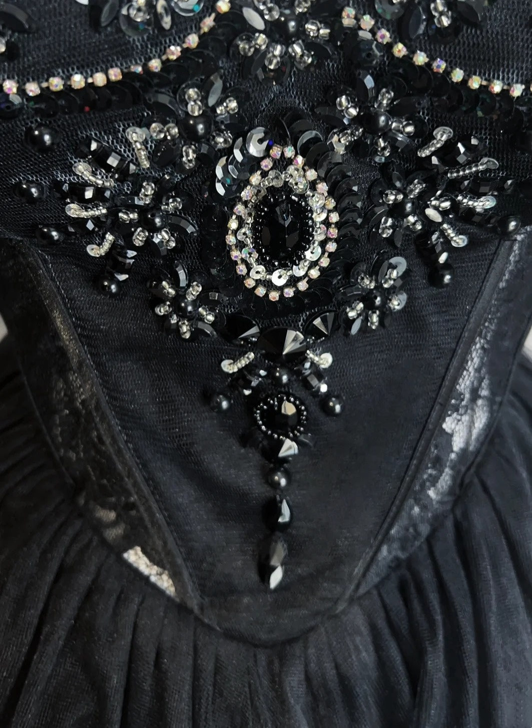 Jolie robe de bal courte en tulle noir à fines bretelles pour les retrouvailles N2521