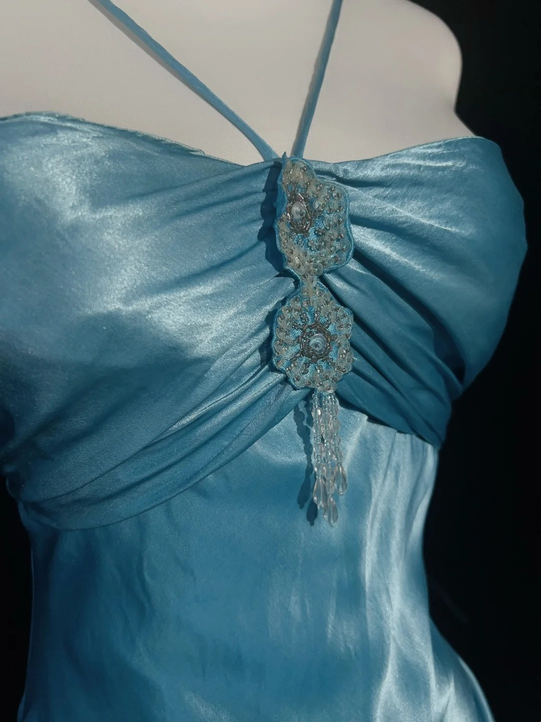 Bescheidene Abschlussballkleider Meerjungfrau Neckholder Blau Satin Ärmellos Mit Rüschen Formales Abendkleid N3828