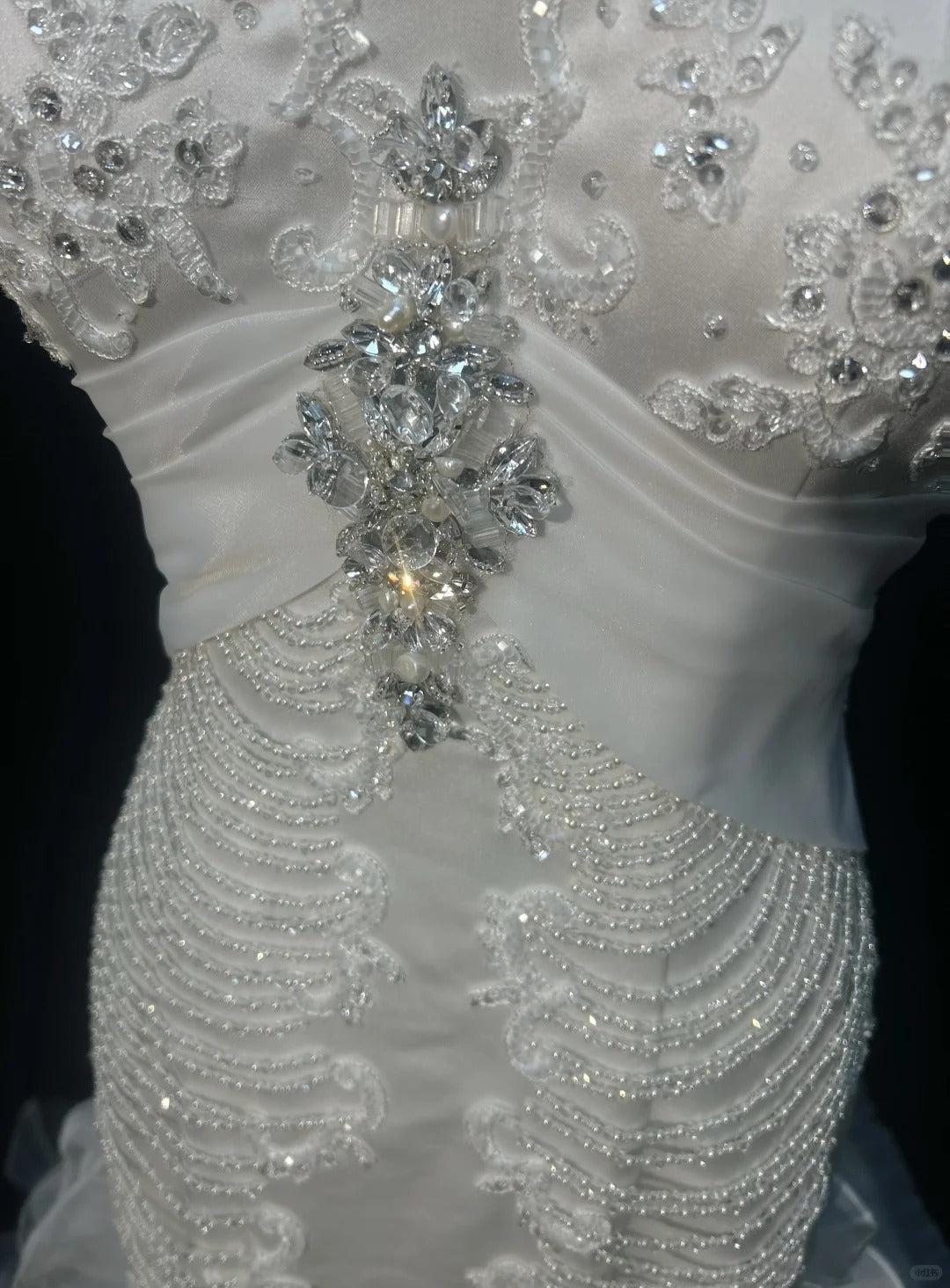 Vintage 90er Brautkleider Meerjungfrau V-Ausschnitt Stufenlagen Weiß Perlen Sommergarten Langes Brautkleid N3826