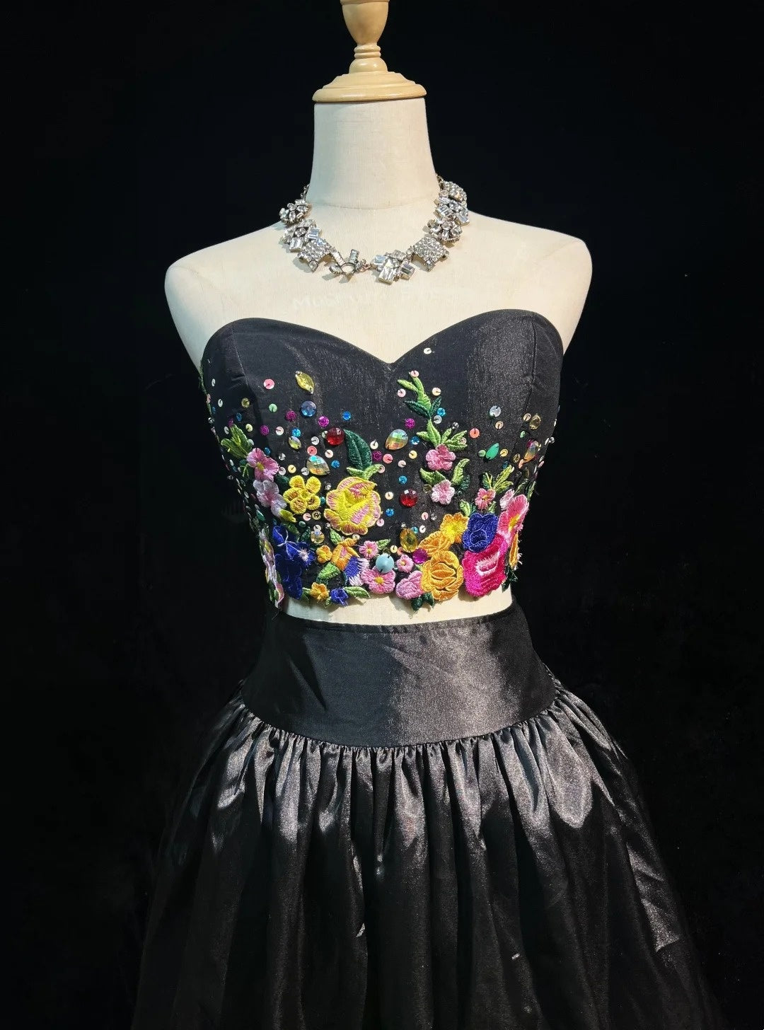 Jolie robe de bal 2 pièces en satin noir fleuri, idées pour les femmes, robes d'anniversaire courtes, tenues de retour à la maison N3449