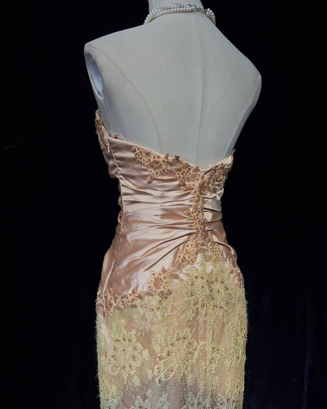 Glamour Meerjungfrau-Abendkleider Trägerlos Blush-Pink Satin Goldspitze mit Perlen Formal N3835