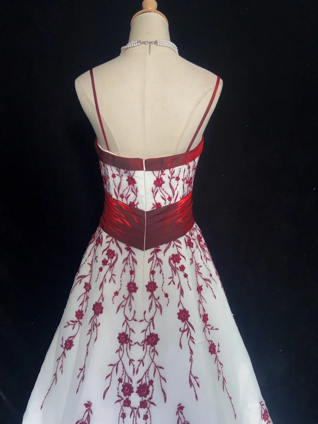 Einzigartige Brautkleider A-Linie Spaghettiträger Bordeaux Stickerei Weiß Strand Sommer Mit Cape Boho Langes Brautkleid N3308