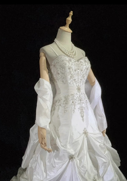 Vintage Ballkleid Spaghettiträger Weißer Taft mit Umhang Perlenstickerei Rüschen Hochzeitskleid Lange Brautkleider RB4331