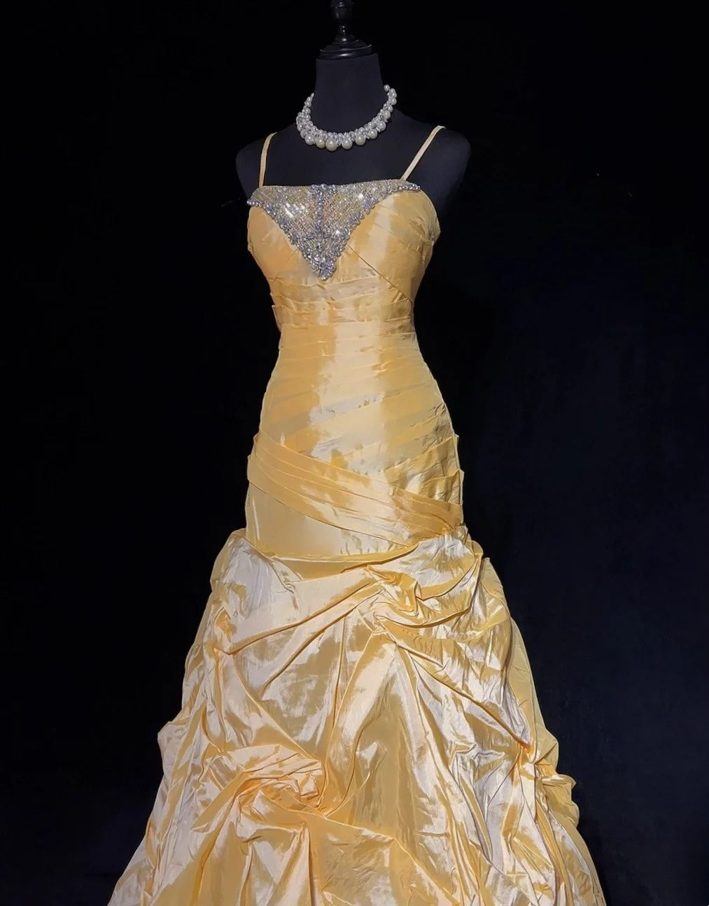 Robes de bal élégantes Robe de soirée en taffetas jaune à fines bretelles avec plis, longue robe de cérémonie N2918