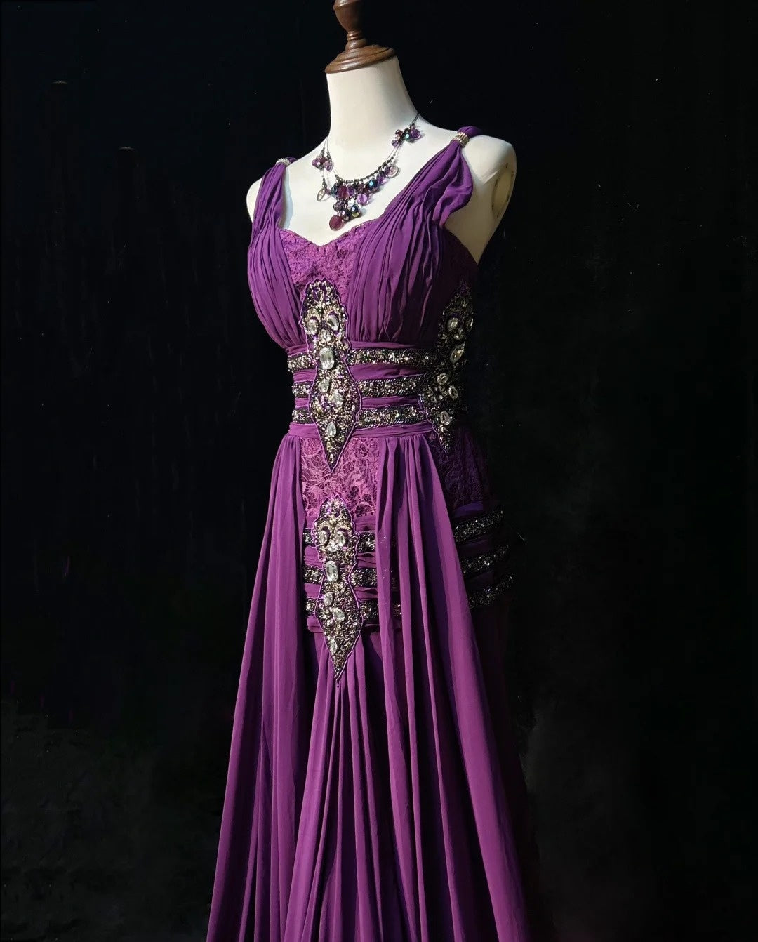 Vintage Ballkleider A-Linie V-Ausschnitt Lila Chiffon Mit Perlen Falten Langes Abendkleid N2460