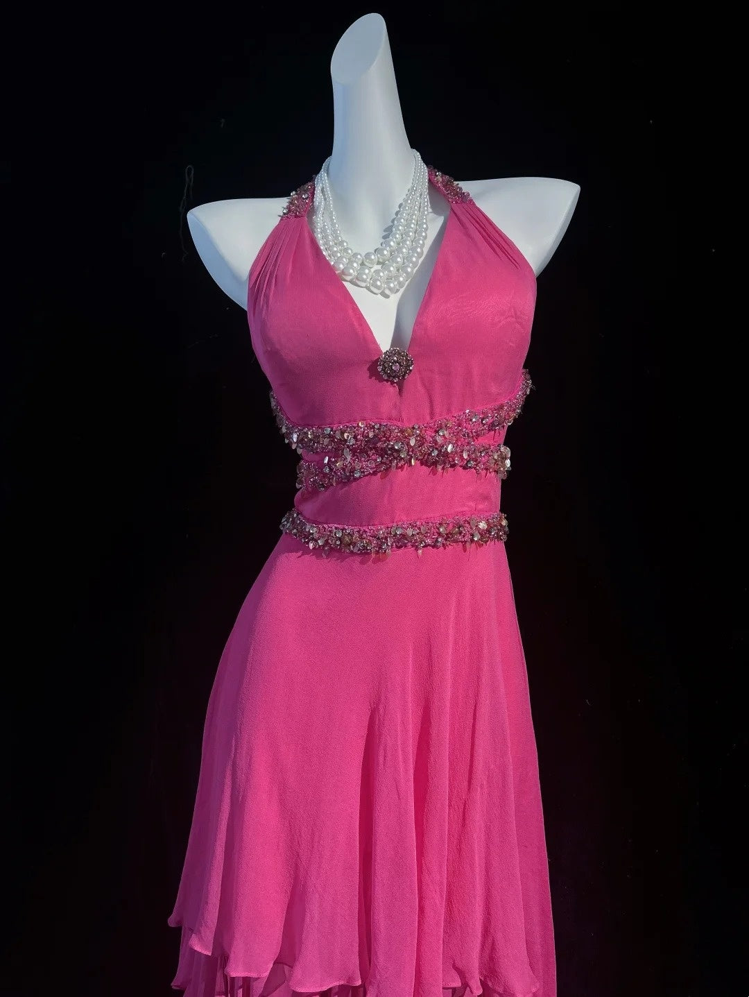 Robes de bal en mousseline rose coupe haute-basse licou longueur thé avec perles Tenues de soirée formelles RB3951