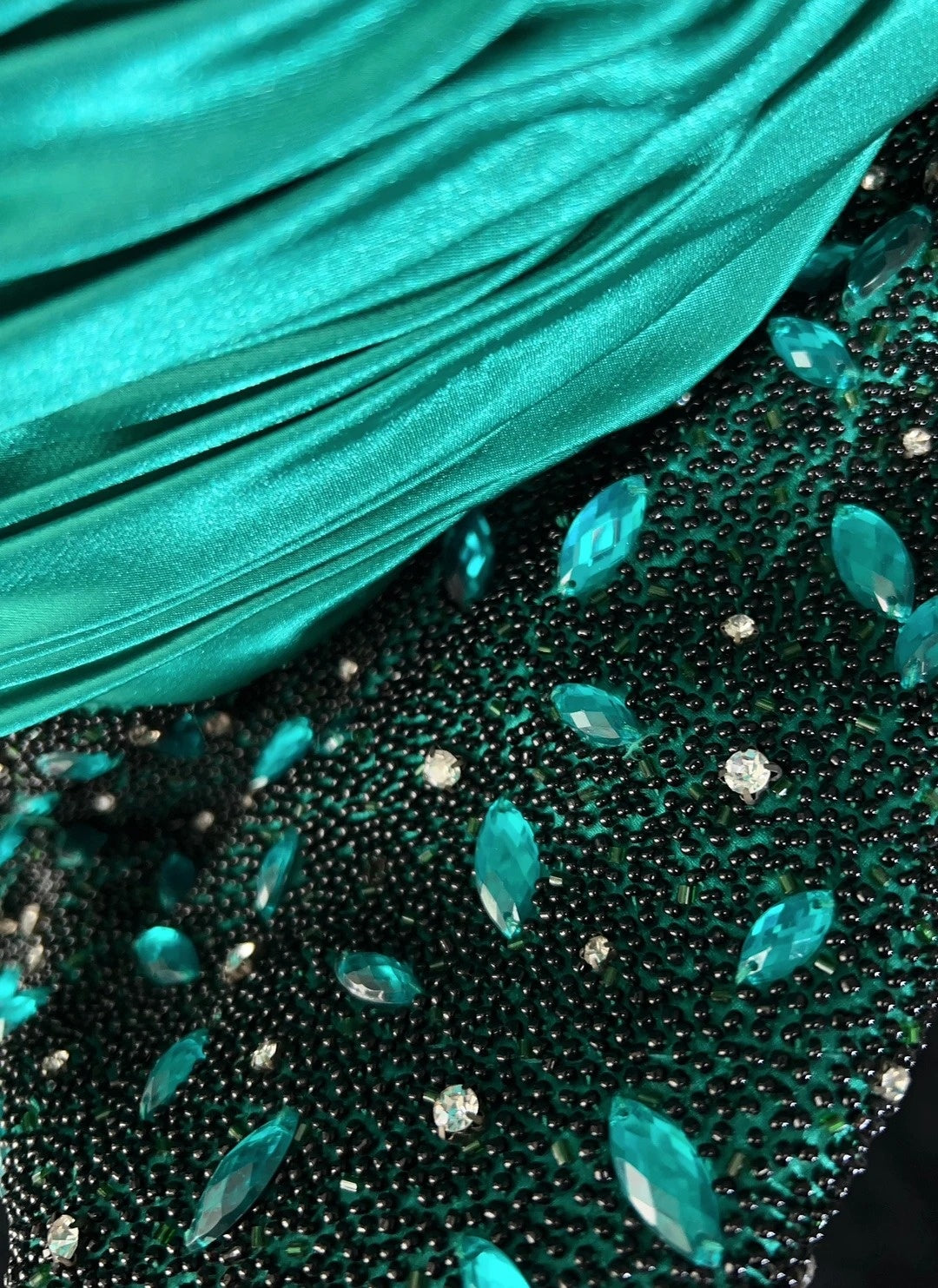 Robe de soirée/cocktail moulante bustier courte verte plissée style vintage pour bals de promo et retour à la maison N3903