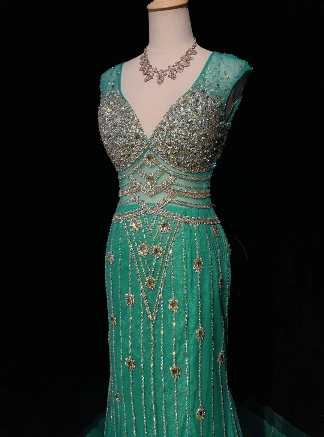 Élégante Robe de Bal Sirène Col en V Vert Tulle Dos Nu avec Perles Robe de Soirée N2872