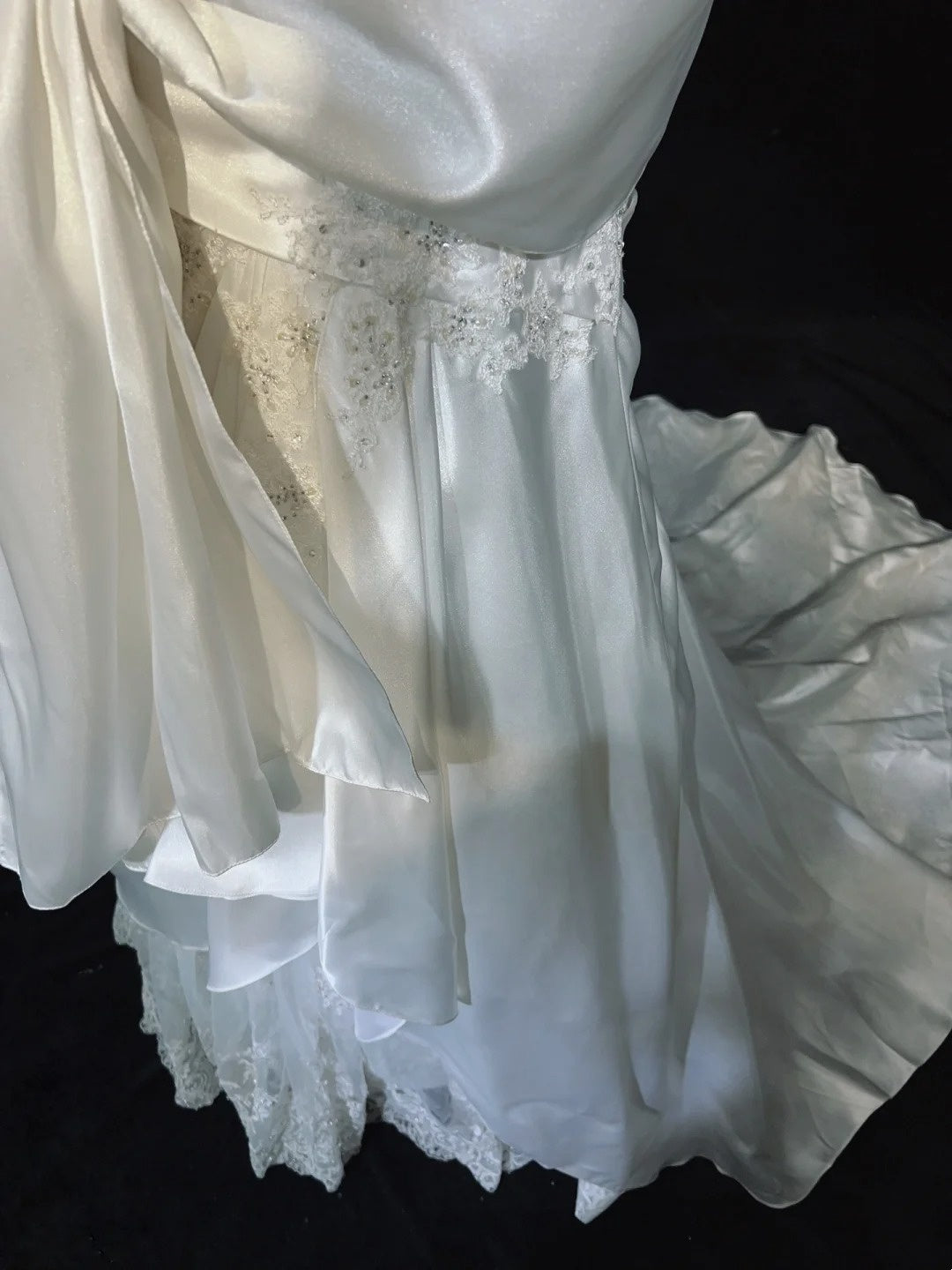 Einzigartige Brautkleider Meerjungfrau Spaghettiträger Elfenbein mit Rüschen Applikationen Langes Brautkleid N3631