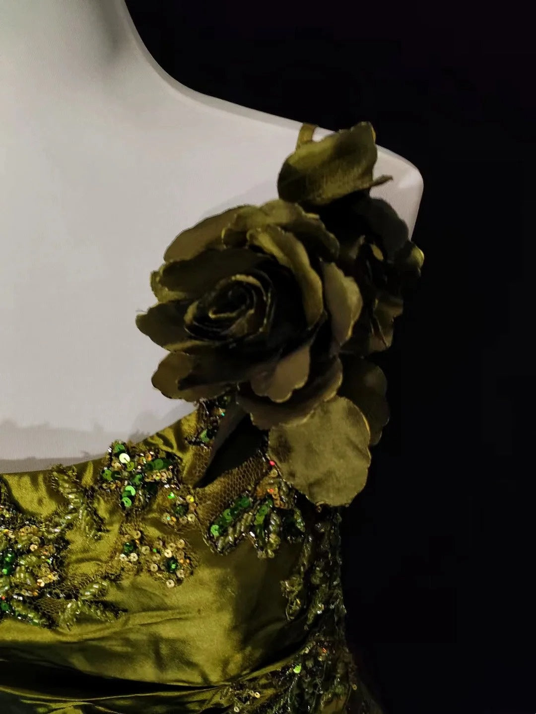 Elegante Vintage-Abschlussballkleider Meerjungfrau Spaghettiträger Olivgrüner Satin mit Spitze Perlen Abend-Maxikleid N3294