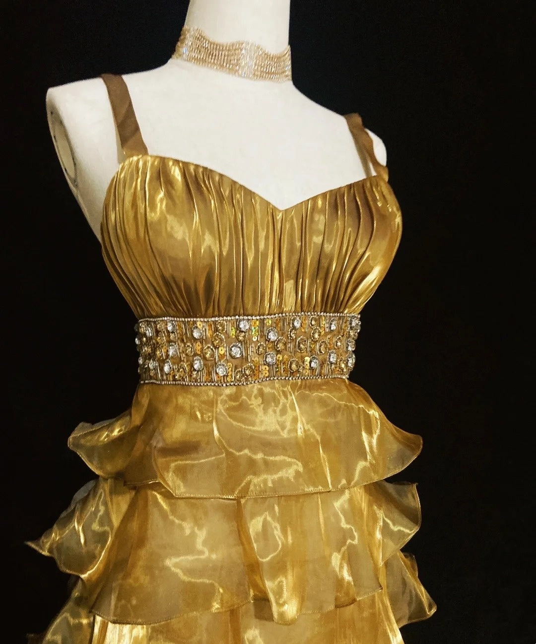Mignonne Robe de Bal de 16ème Anniversaire Courte Dorée à Bretelles Fines Coupe A Tenue de Rentrée N3650