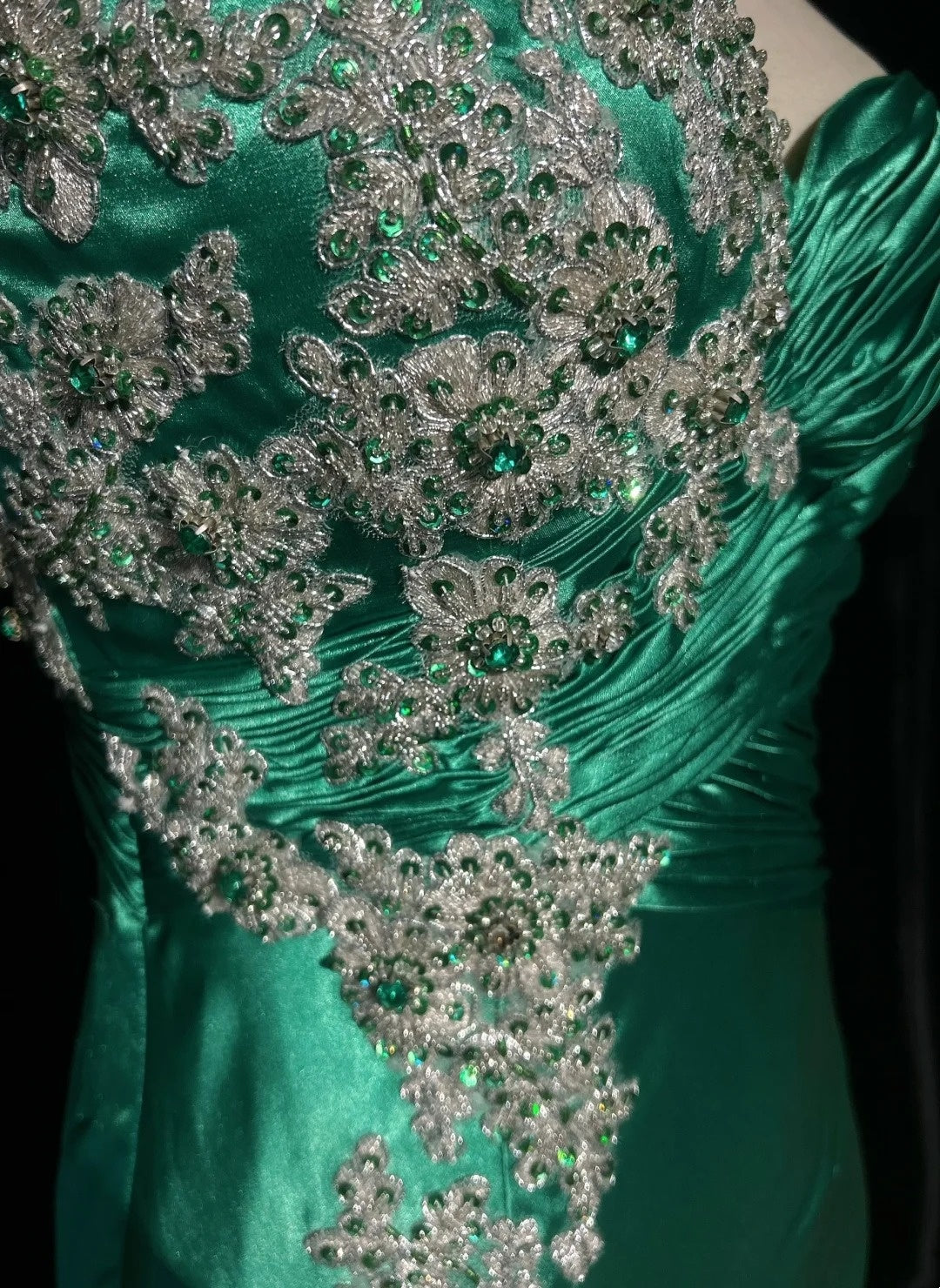 Robes de bal vintage coupe trapèze asymétrique en satin vert des années 70 avec appliques en dentelle longue robe de soirée N2529