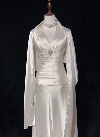 Vintage Ballkleider A-Linie Neckholder Weiß Satin mit plissiertem Cape 1960er Langes Abendkleid N2604