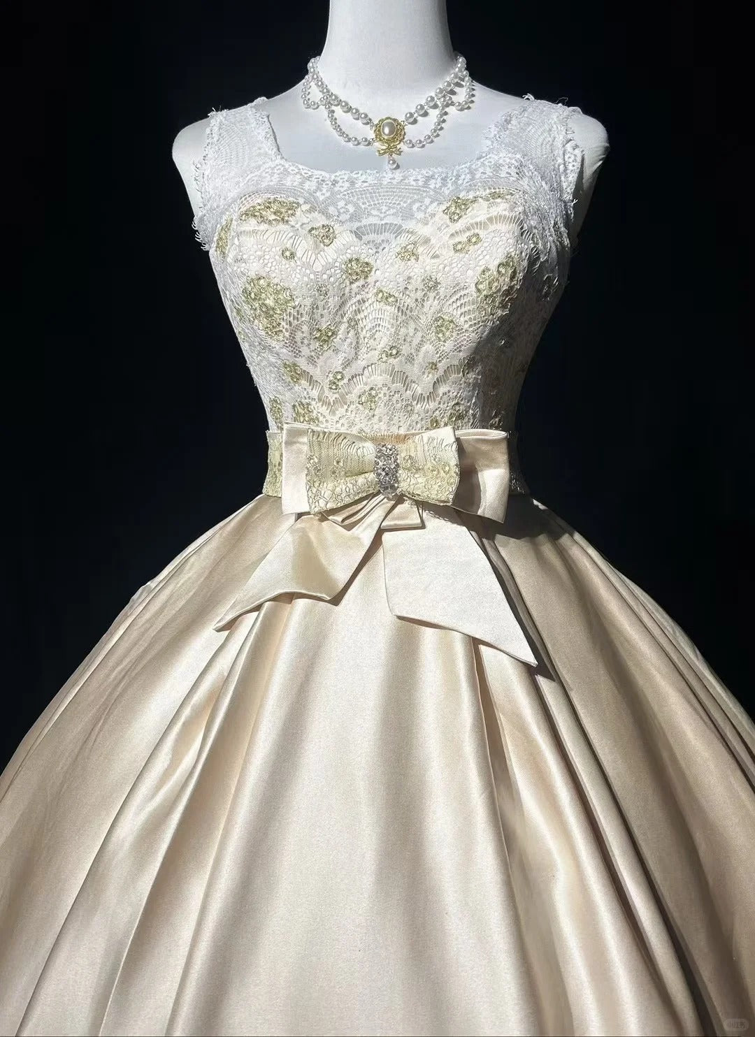 Robes de mariée intemporelles Robe de bal Col carré Satin Champagne avec dentelle perlée Longue robe de mariée N3435