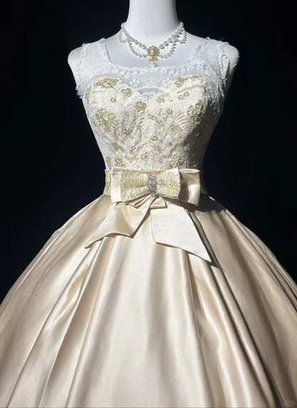 Robes de mariée intemporelles Robe de bal Col carré Satin Champagne avec dentelle perlée Longue robe de mariée N3435