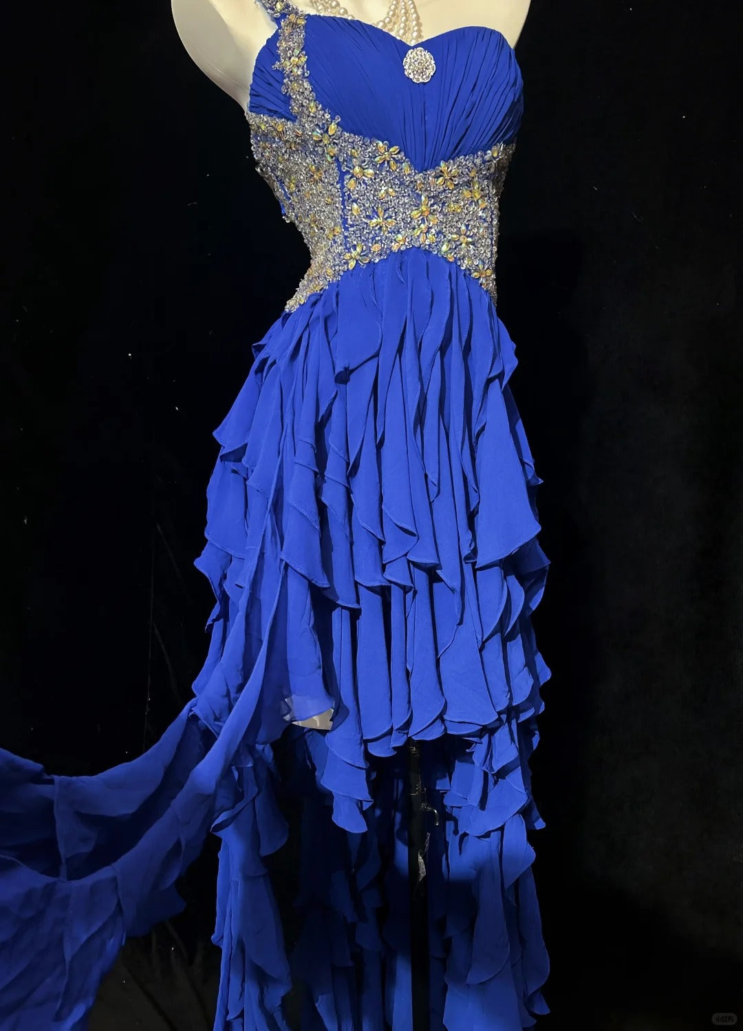 Vintage Ballkleider 1950er High Low One Shoulder Königsblau Chiffon mit gestuften Ärmellosen Abendkleidern RB4326