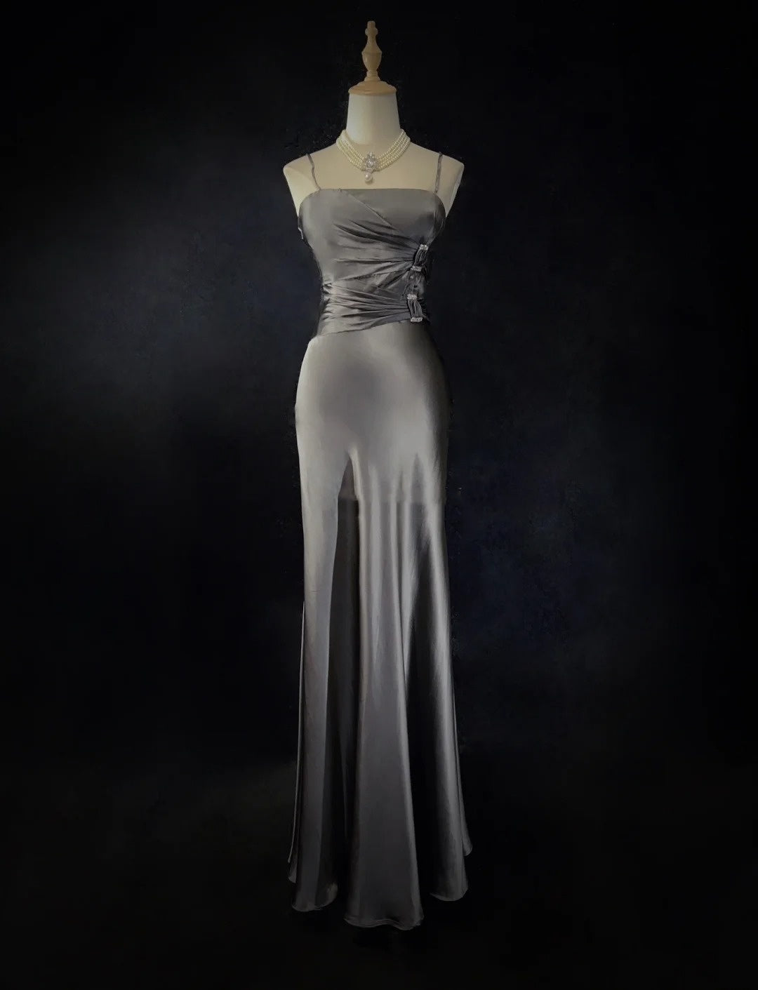 Robes de bal modestes Robes de soirée sirène en satin gris à bretelles spaghetti N3471