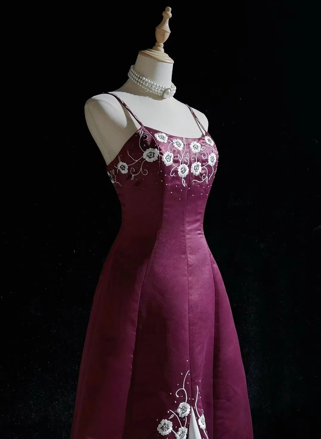 Vintage Ballkleider Abschlussballkleid Spaghettiträger Lila Satin mit Perlenstickerei 1950er Langes Abendkleid N2593