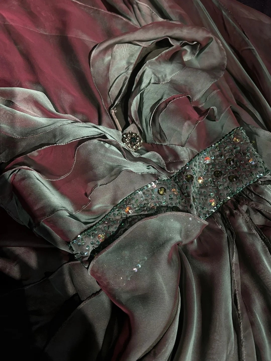 Elegante Abschlussballkleider A-Linie V-Ausschnitt Grün Stufenlagen Chiffon Mit Rüschen Langes Abendkleid N2897