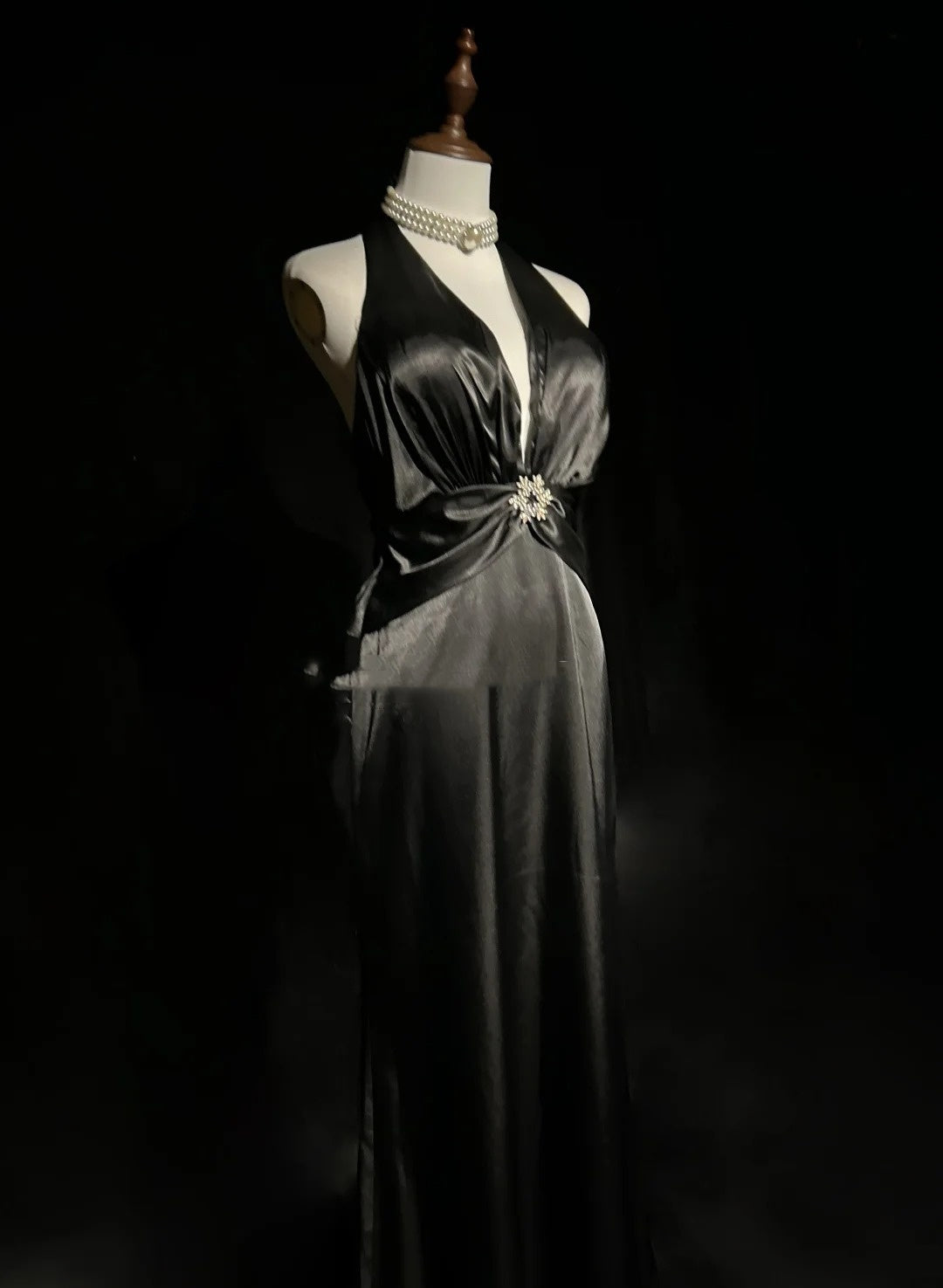 Vintage-Abendkleider 1980er Jahre A-Linie Neckholder Satin Black Tie Kleid Lang mit plissiertem Abendoutfit N3131