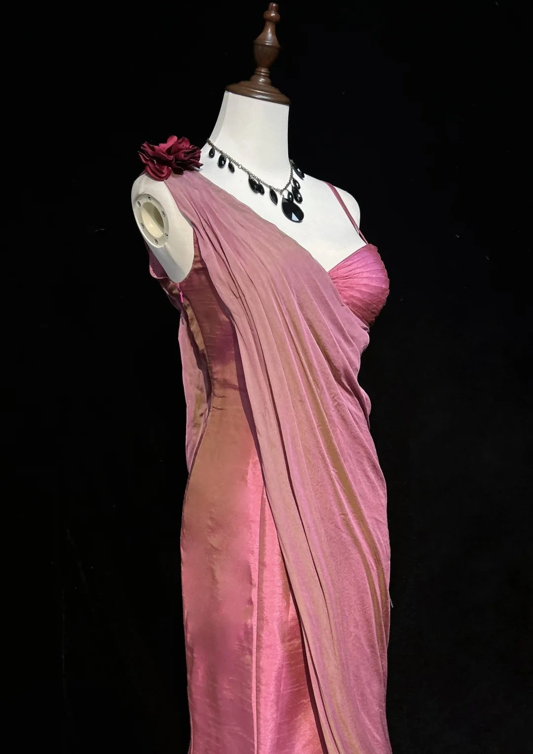 Vintage Abschlussballkleider 1960er Meerjungfrau Asymmetrische Träger Chiffon Rosa Mit Rüschen Langes Ballkleid N3095