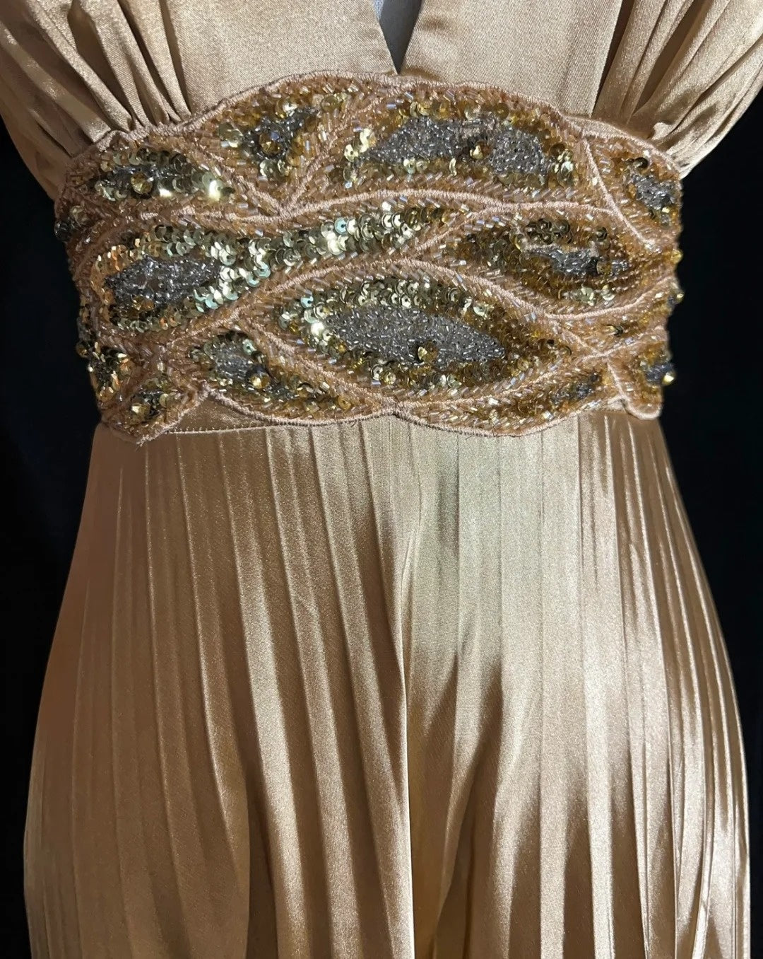 Elegante Abschlussballkleider A-Linie Spaghettiträger Gold Satin mit Rüschen Perlenbesatz Langes Abendkleid N2900
