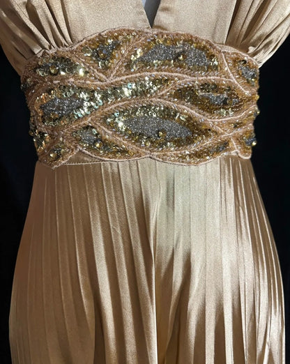 Elegante Abschlussballkleider A-Linie Spaghettiträger Gold Satin mit Rüschen Perlenbesatz Langes Abendkleid N2900