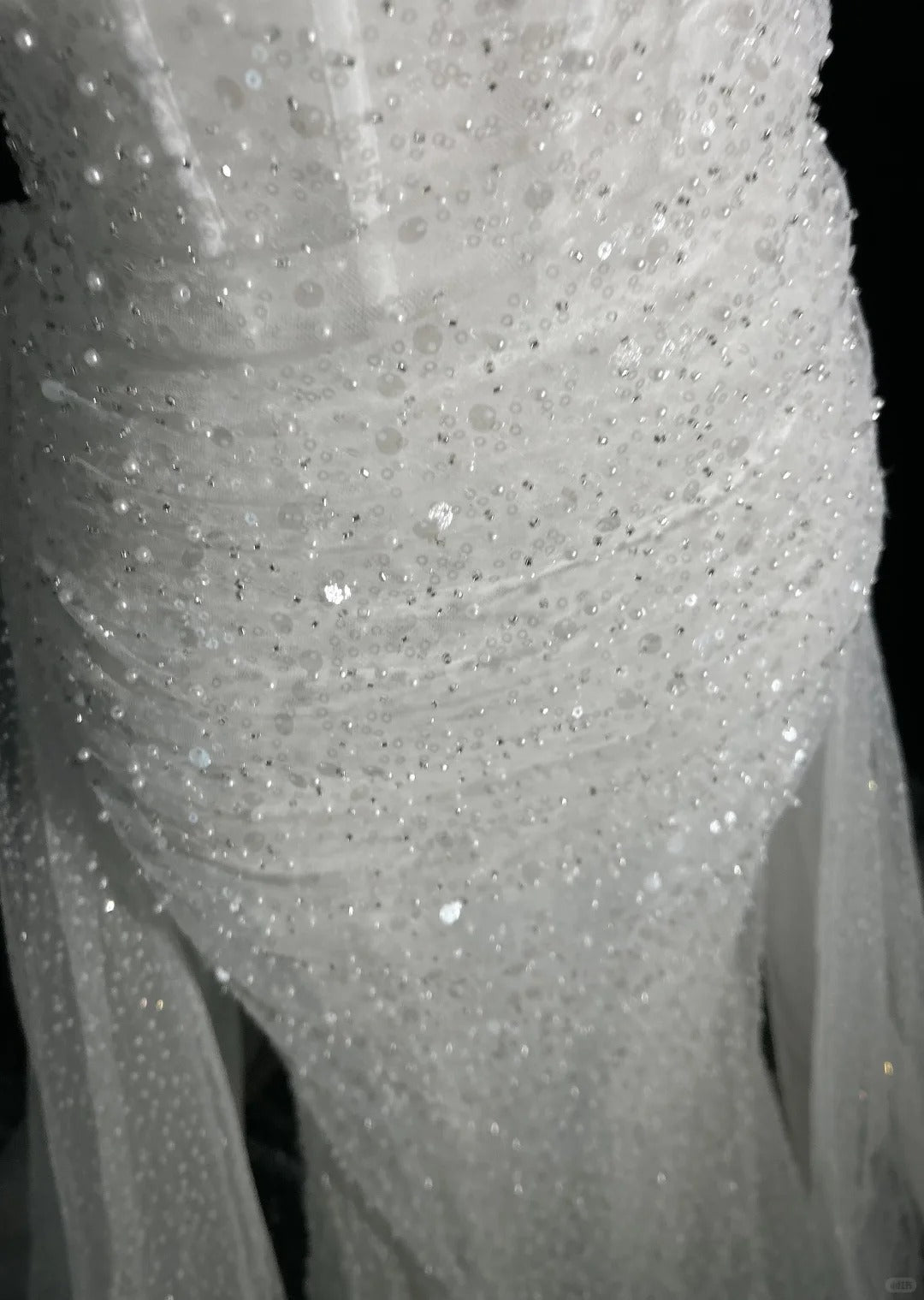 Einzigartige Hochzeitskleider Meerjungfrau schulterfrei Pailletten mit Rüschen Weißes langes Brautkleid N3619