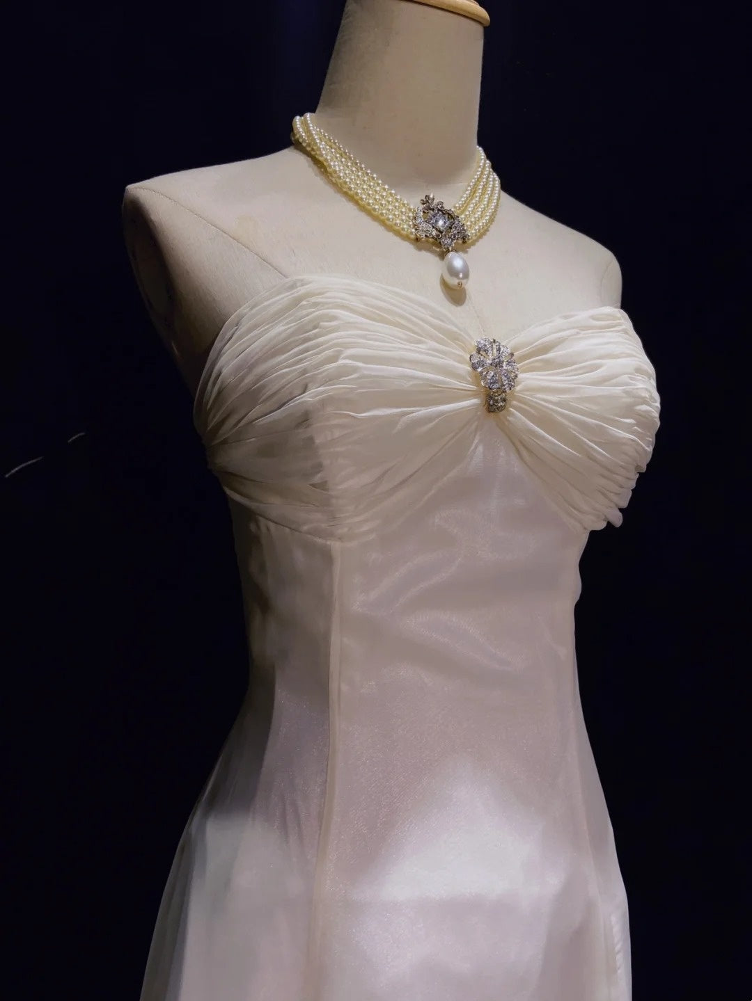 Belles Robes de Bal Coupe Empire Bustier Cœur en Mousseline Blanche avec Volants Longues Tenues de Soirée N3335