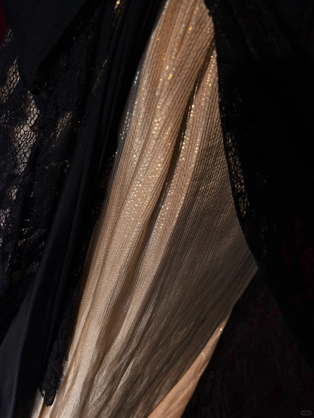 Robes de Bal Simples Coupe Trapèze Bretelles Fines Dentelle Noire Avec Volants Longues Tenues de Soirée N3438