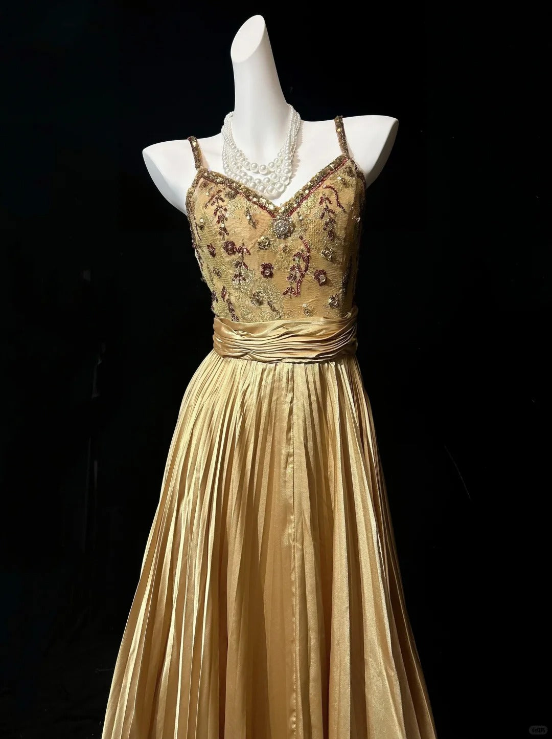Vintage Abschlussballkleider 1950er A-Linie Spaghettiträger Goldsatin mit Perlen Ärmellose Abendgarderobe RB4335
