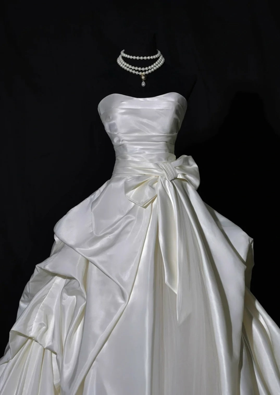 Robe de mariée luxueuse, robe de bal bustier ivoire sans manches, robe de mariée cintrée AB2522