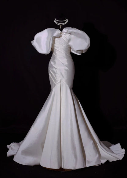 Robe de mariée classique sirène épaules dénudées en satin ivoire manches courtes, coupe ajustée AB2529