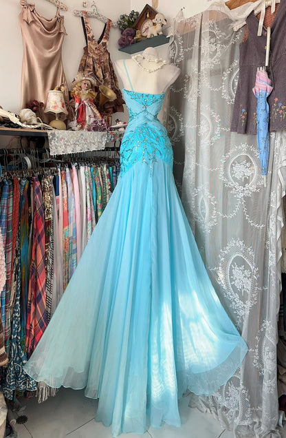 Elegantes, retro-elegantes Meerjungfrauen-Kleid mit Spaghettiträgern aus blauem Chiffon mit Perlen und Kristallen im Stil der 1950er Jahre – Abendkleid N844