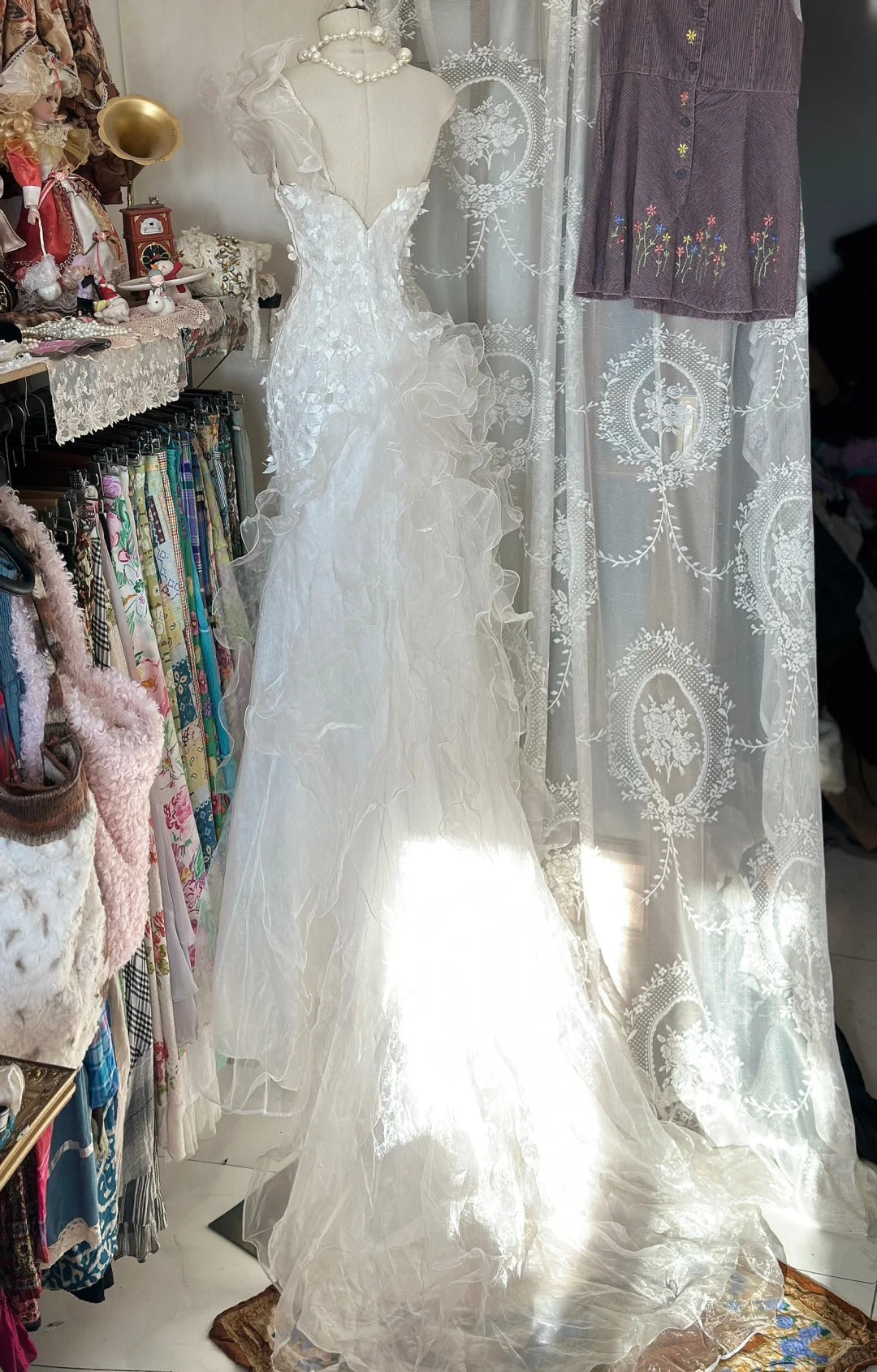Elegante Abschlussballkleider Meerjungfrau Ein Schulterfrei Weiß Mit Rüschen Tüll Lange Formelle Abendgarderobe N3734