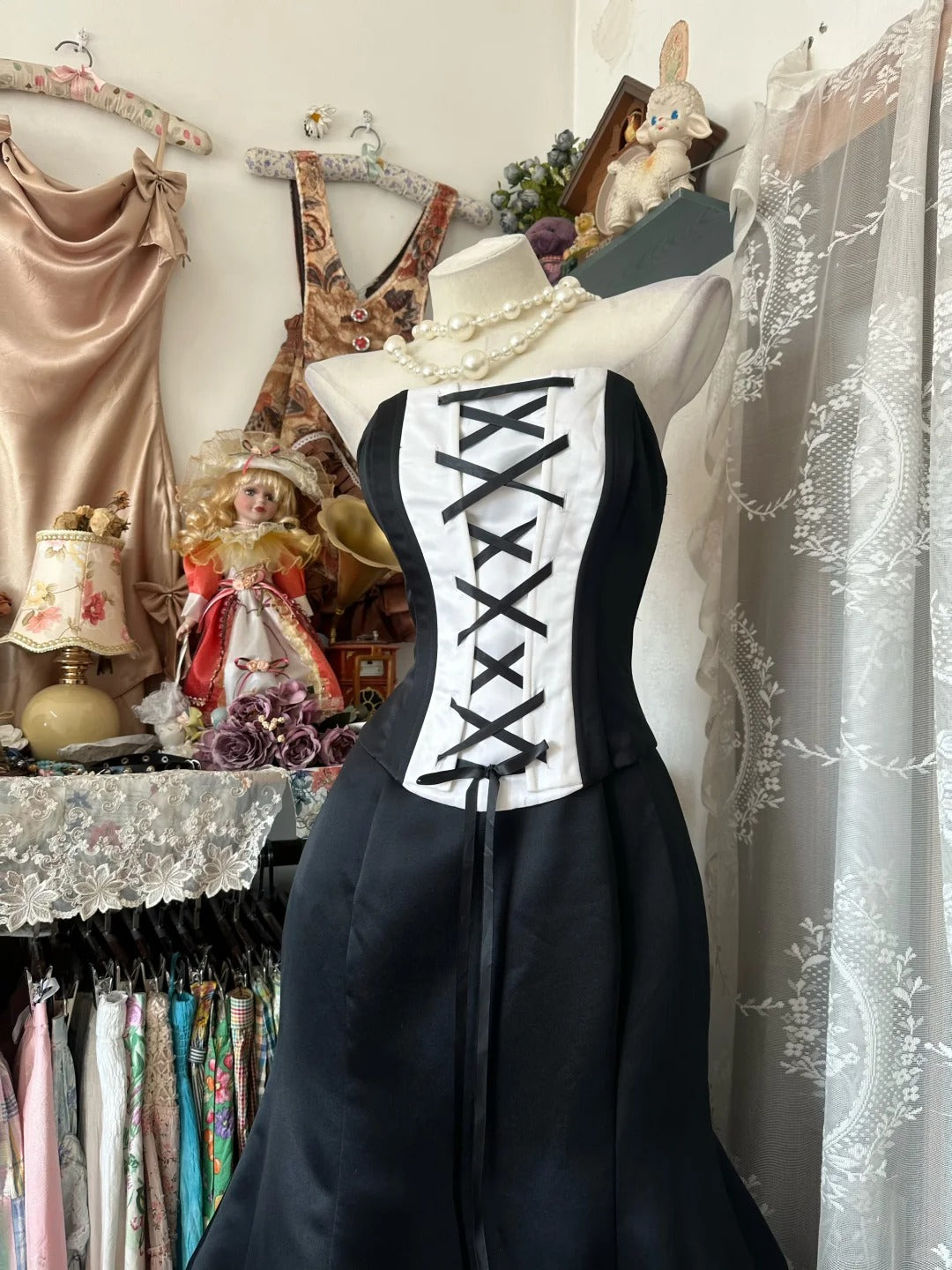 Elegante Abschlussballkleider Meerjungfrau Trägerlos Schwarz Satin Ärmellose Formelle Abendgarderobe N3778
