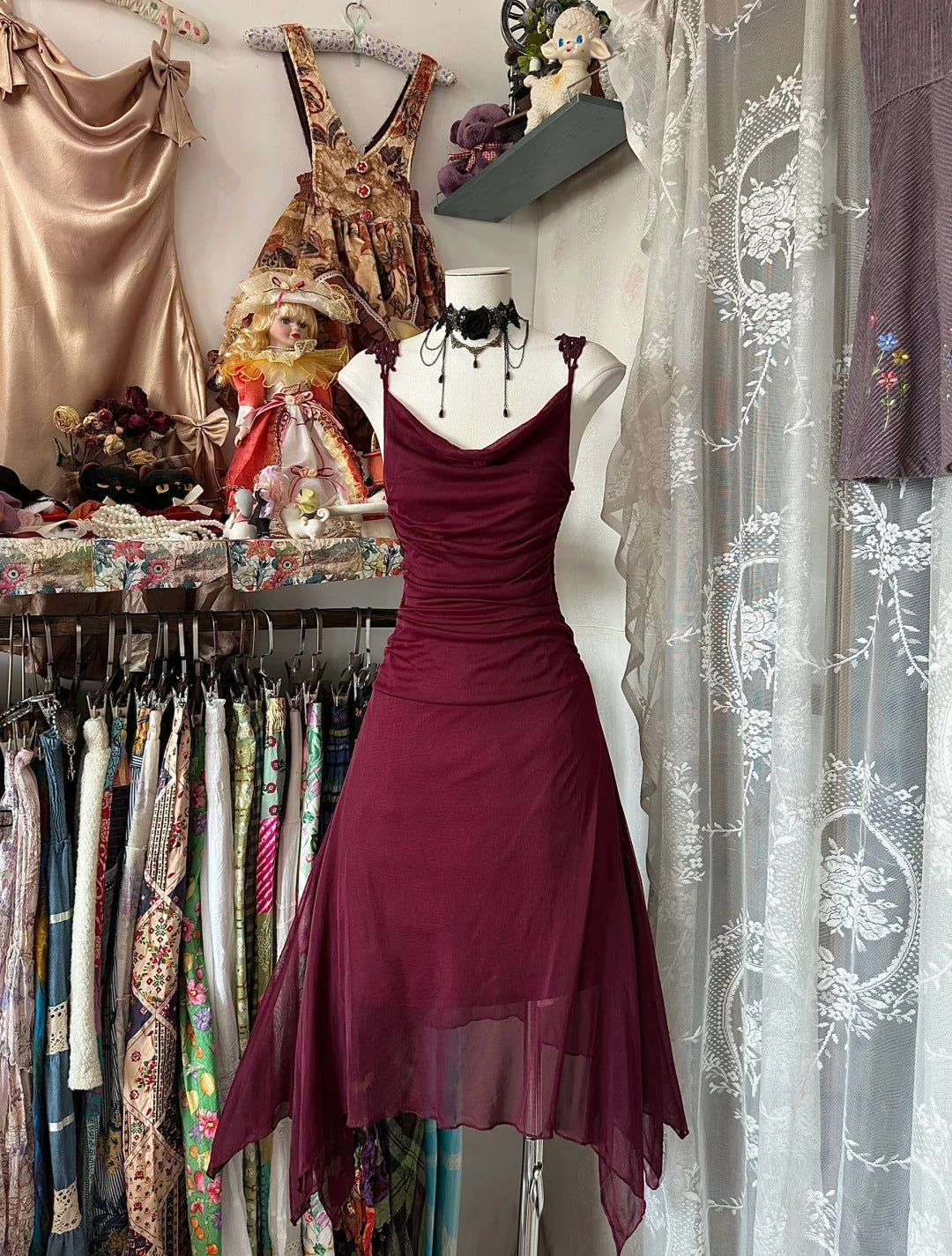 Robe de bal/demoiselle d'honneur vintage évasée en mousseline bordeaux, longueur genou, avec fines bretelles (N3736)