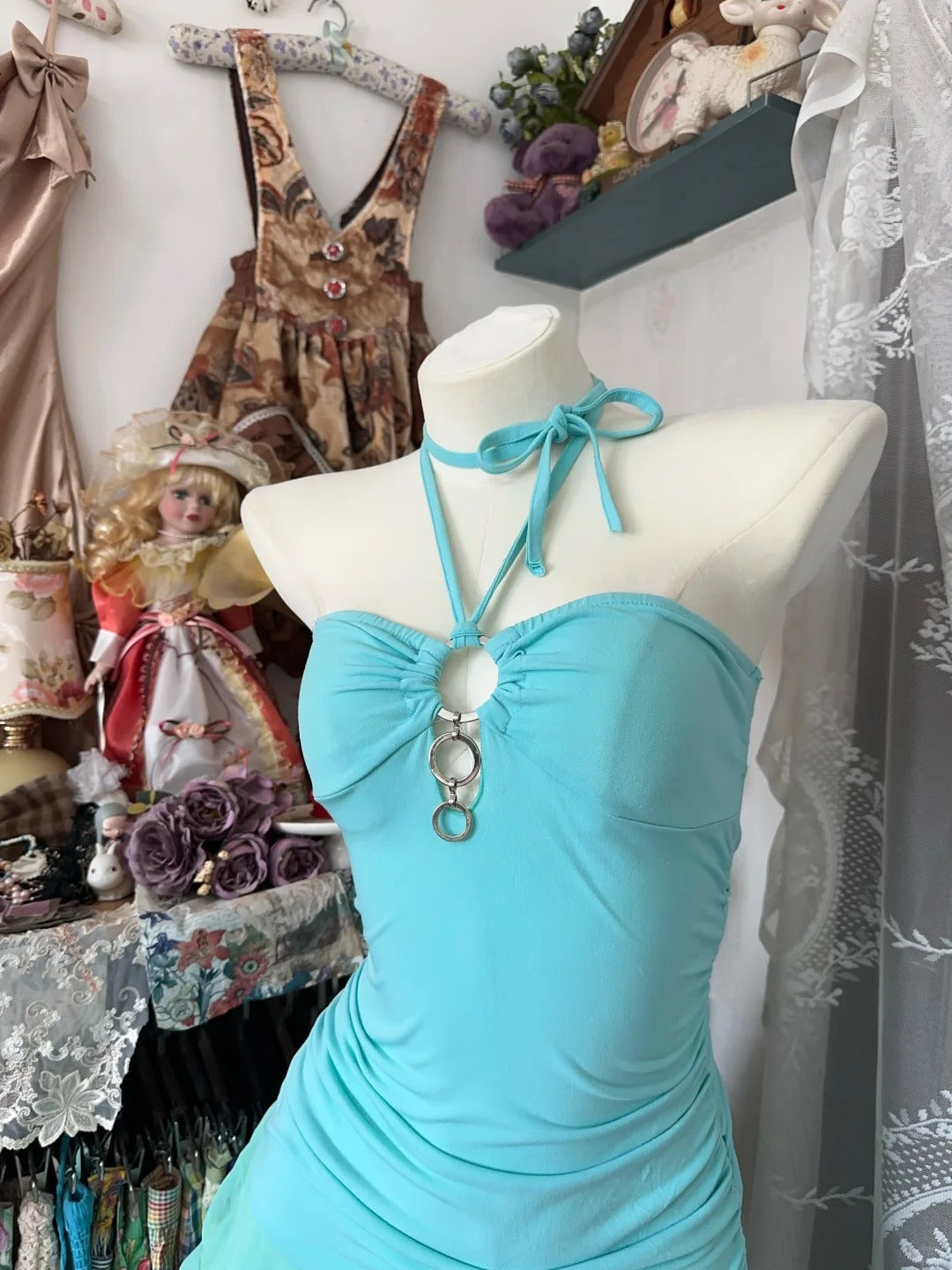 Robe de bal courte vintage en mousseline bleue à col fourreau et dos nu, idéale pour un anniversaire ou une soirée de retrouvailles (N1342)