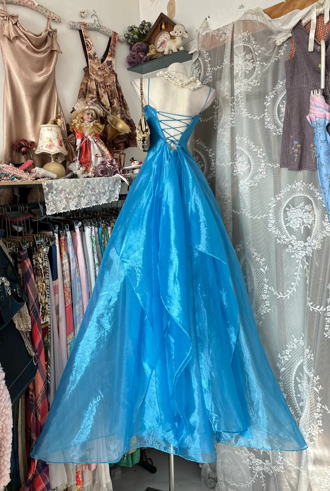Robes de bal élégantes à bretelles spaghetti bleues sans manches pour soirées formelles N3781
