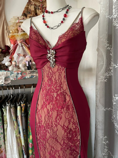 Robe de soirée élégante de sirène féerique à bretelles spaghetti en dentelle bordeaux, idéale pour les fêtes d'anniversaire et les bals de fin d'année (N1703)