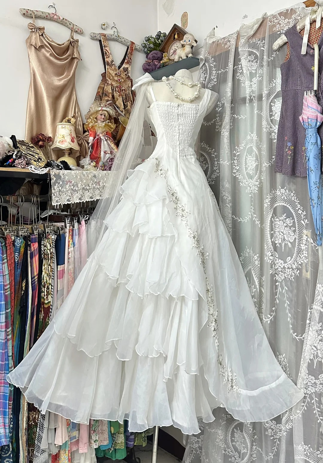 Robes de bal élégantes Robe de soirée blanche à plusieurs niveaux sans manches pour occasions formelles N3772