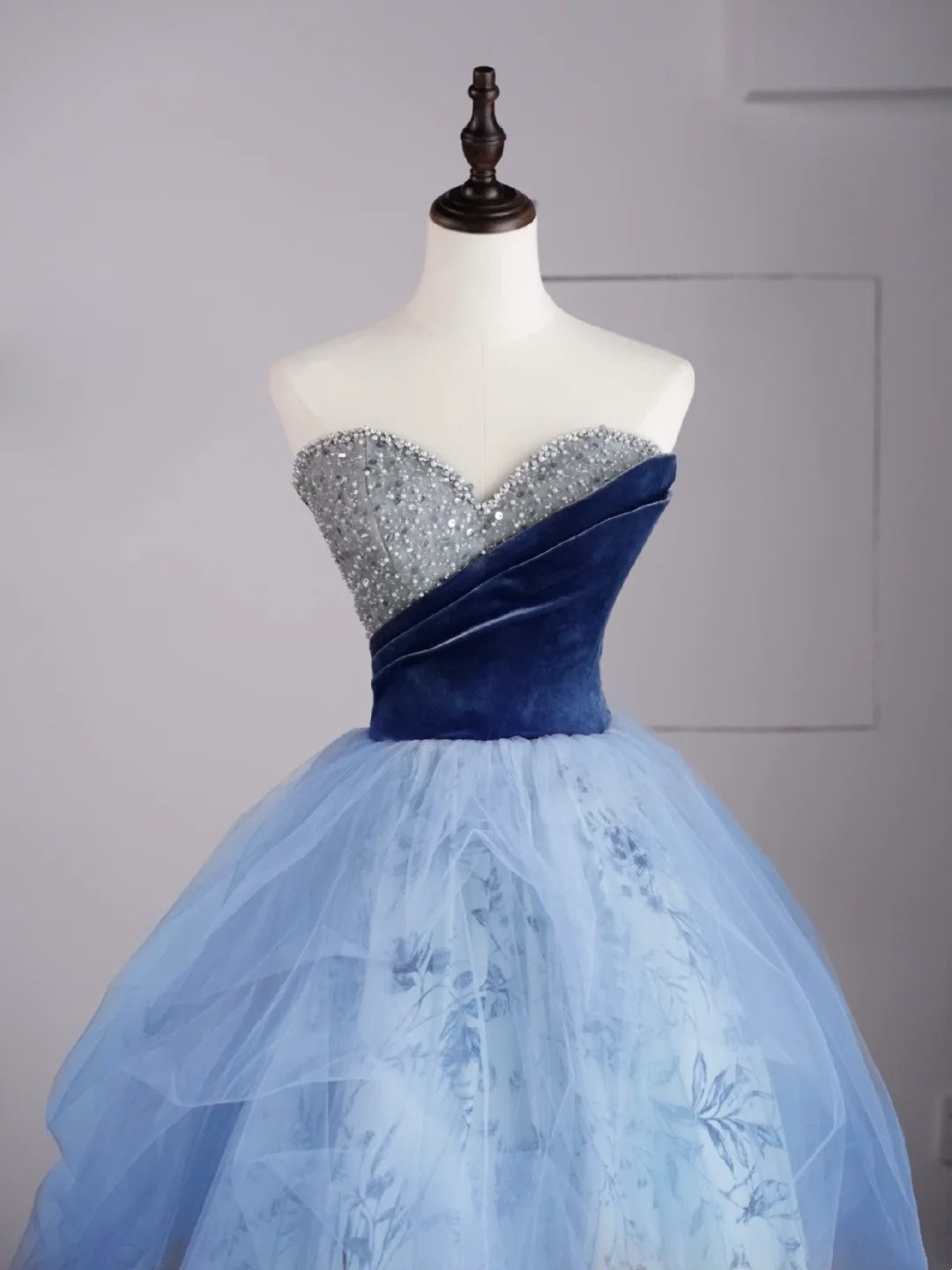 Niedliches Ballkleid mit Herzausschnitt, blauer Tüll, floral, ärmellos, mit perlenbesetztem Oberteil, langes Kleid für Quinceañera, Sweet 15 oder 16 Geburtstag, Outfit N689