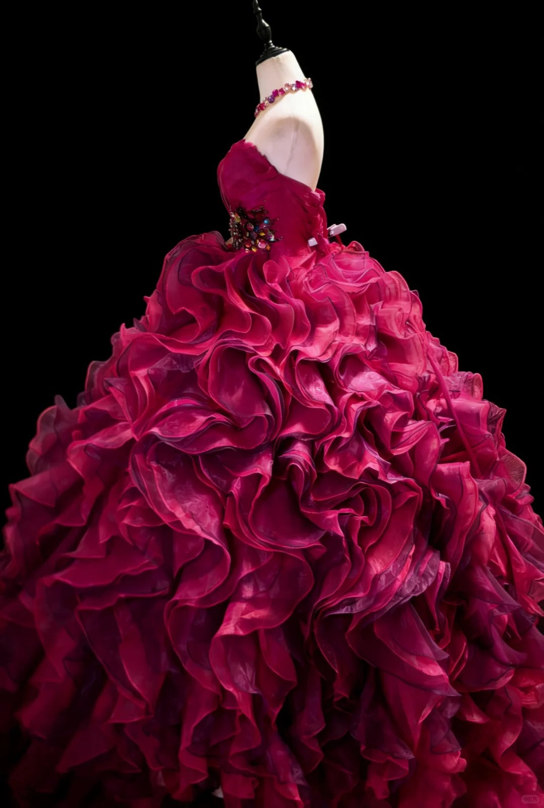 Robes de bal de promo modestes bustier en organza rose vif avec des couches longue robe de Quinceañera N3054
