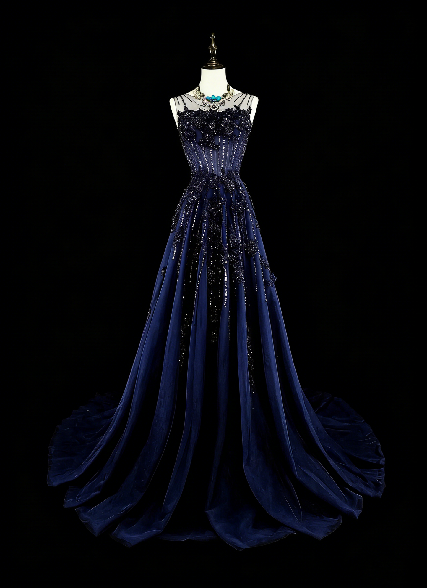 Robe de bal longue vintage années 1780, coupe trapèze, décolleté cœur, en tulle bleu marine, sans manches et ornée de perles N1589