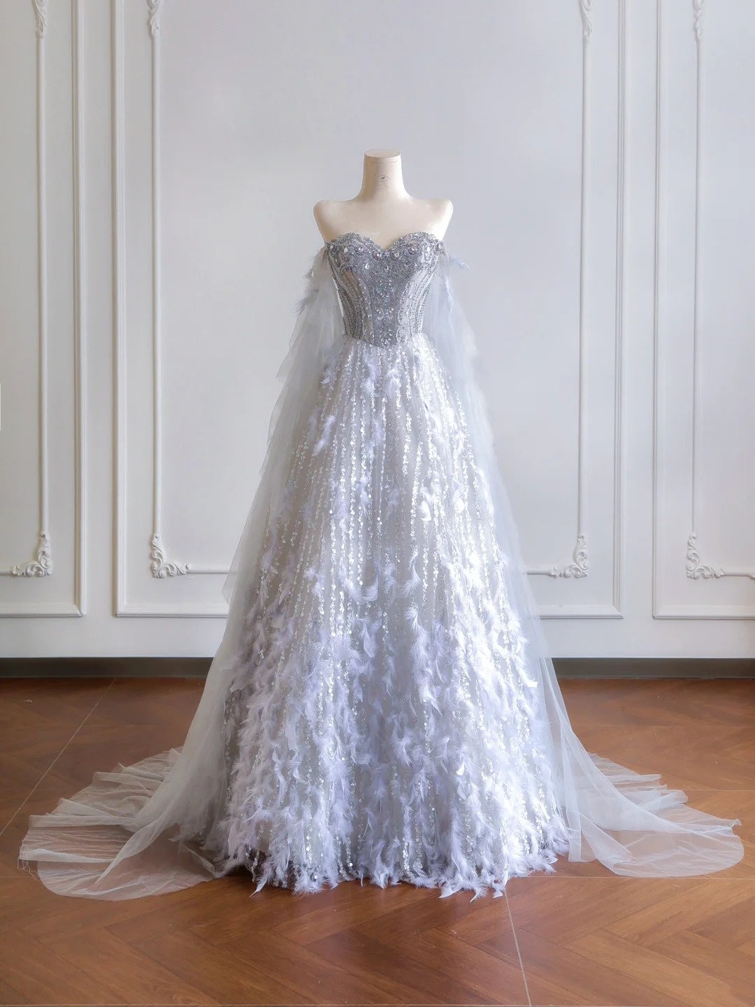 Robe de bal intemporelle à décolleté cœur, sequins argentés et plumes perlées, inspiration robe de soirée, robe de bal N306