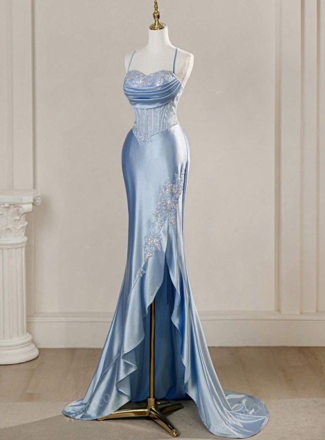 Vintage himmelblaues Pailletten-Etui-Abendkleid aus Satin mit Herzausschnitt, Spaghettiträgern, Schlitz und Rüschen AB1678